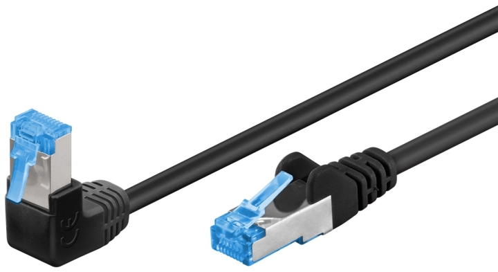 Goobay Patchkabel CAT 6A, 1x 90° vinklad, S/FTP (PiMF), svart, 1 m kopparledare (CU), halogenfri kabelhölje (LSZH), snäpplås på toppen