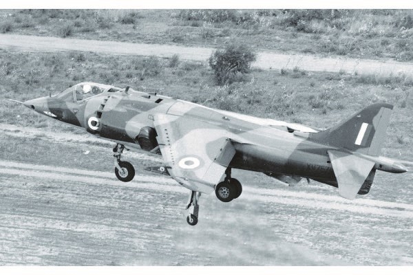 AIRFIX Hawker Siddeley Harrier GR.1/AV-8A