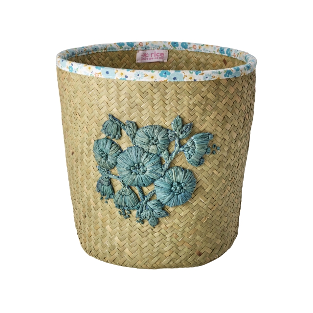 RICE Raffiakorg med blått blomsterbroderi och kant av blomstertyg - Blå