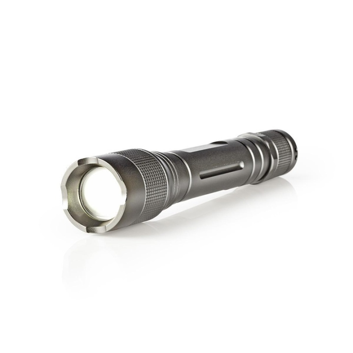 Nedis LED ficklampa | Batteridriven | 4,5 V | 3 W | 2x AA | batterier medföljer | Angivet ljusflöde: 150 lm | Belysningsräckvidd: 120 m | Strålvinkel: 46.1 ° | 10000 Switching Cykler i gruppen SPORT, FRITID & HOBBY / Ficklampor & Pannlampor / Ficklampor hos TP E-commerce Nordic AB (38-72806)