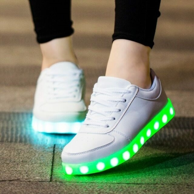 LED Sneakers med snörning strl 35, Vita i gruppen SPORT, FRITID & HOBBY / Accessoarer / Övriga accessoarer hos TP E-commerce Nordic AB (38-82168)