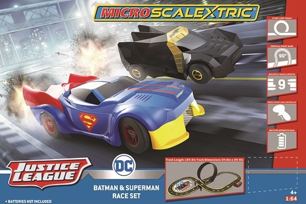 Bilbana Micro Scalextric Justice League - Batman mot Superman i gruppen LEKSAKER, BARN- & BABYPRODUKTER / Radiostyrt / Bilbanor / Banor hos TP E-commerce Nordic AB (38-95502)