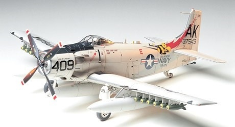 Tamiya 1/48 DOUGLAS A1H SKYRAIDER i gruppen SPORT, FRITID & HOBBY / Hobby / Plastmodeller / Flyg/Helikoptrar hos TP E-commerce Nordic AB (A06220)