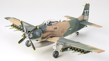 Tamiya 1/48 DOUGLAS A-1J SKYRAIDER i gruppen SPORT, FRITID & HOBBY / Hobby / Plastmodeller / Flyg/Helikoptrar hos TP E-commerce Nordic AB (A06228)