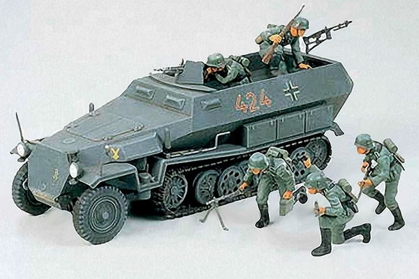 Tamiya 1/35 HANOMAG SDKFZ 251/1 i gruppen SPORT, FRITID & HOBBY / Hobby / Plastmodeller / Militärfordon (Land) hos TP E-commerce Nordic AB (A06247)