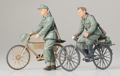 Tamiya 1/35 TYSKE SOLDATER M/CYKLER i gruppen SPORT, FRITID & HOBBY / Hobby / Plastmodeller / Militärfordon (Land) hos TP E-commerce Nordic AB (A06332)