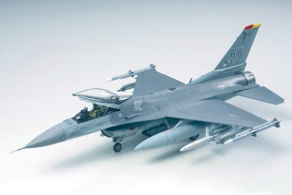 Tamiya 1/48 F-16 CJ Fighting Falcon i gruppen SPORT, FRITID & HOBBY / Hobby / Plastmodeller / Flyg/Helikoptrar hos TP E-commerce Nordic AB (A06421)