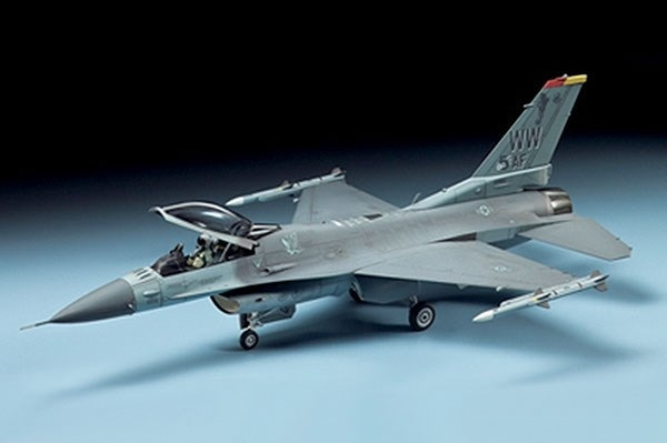 Tamiya 1/72 F-16CJ Fighting Falcon i gruppen SPORT, FRITID & HOBBY / Hobby / Plastmodeller / Flyg/Helikoptrar hos TP E-commerce Nordic AB (A06529)