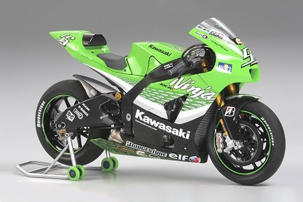 Tamiya 1/12 Kawasaki Ninja ZX-RR i gruppen SPORT, FRITID & HOBBY / Hobby / Plastmodeller / Motorcyklar hos TP E-commerce Nordic AB (A06609)