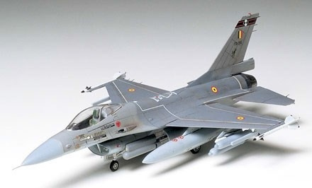 Tamiya 1/72 F-16 Fighting Falcon i gruppen SPORT, FRITID & HOBBY / Hobby / Plastmodeller / Flyg/Helikoptrar hos TP E-commerce Nordic AB (A06639)