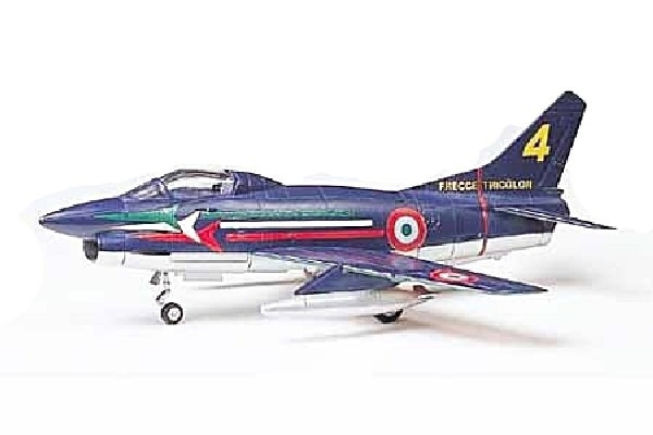 Tamiya 1/100 Fiat G.91/R1/R4 i gruppen SPORT, FRITID & HOBBY / Hobby / Plastmodeller / Flyg/Helikoptrar hos TP E-commerce Nordic AB (A06651)