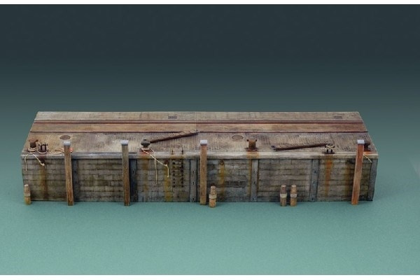 Italeri 1:35 LONG DOCK i gruppen SPORT, FRITID & HOBBY / Hobby / Plastmodeller / Skepp hos TP E-commerce Nordic AB (A07031)