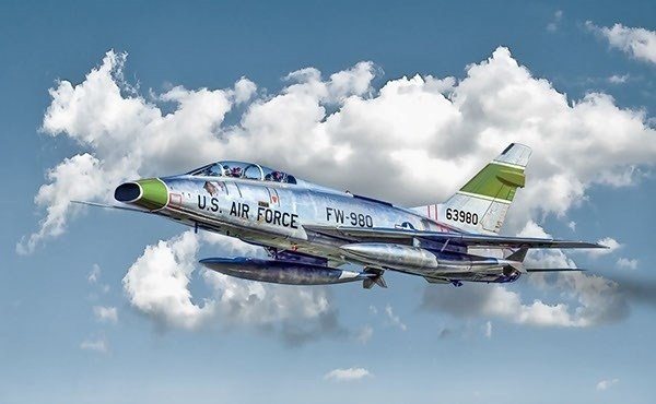 Italeri 1:72 F-100F Super Sabre i gruppen SPORT, FRITID & HOBBY / Hobby / Plastmodeller / Flyg/Helikoptrar hos TP E-commerce Nordic AB (A07174)