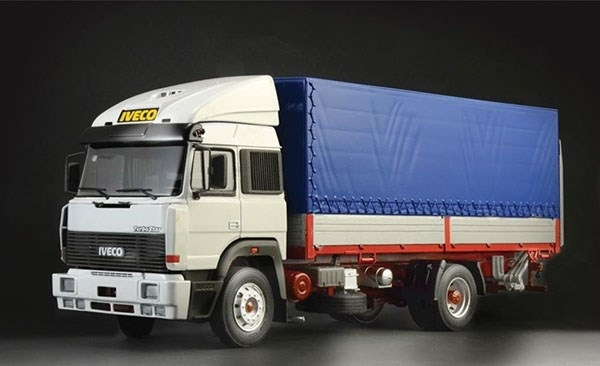 Italeri 1:24 IVECO TURBOSTAR 190.42 CANVAS TRUCK i gruppen SPORT, FRITID & HOBBY / Hobby / Plastmodeller / Bilar hos TP E-commerce Nordic AB (A07216)