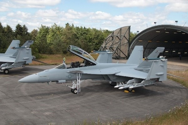 Revell 1:32 F/A-18F Super Hornet i gruppen SPORT, FRITID & HOBBY / Hobby / Plastmodeller / Flyg/Helikoptrar hos TP E-commerce Nordic AB (A07593)