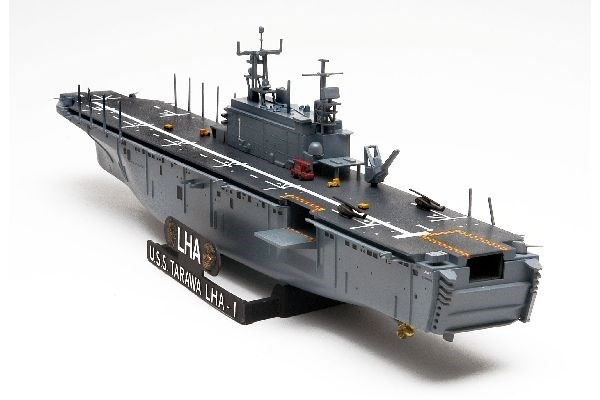 Revell 1:720 Assault Ship USS Tarawa LHA-1 i gruppen SPORT, FRITID & HOBBY / Hobby / Plastmodeller / Skepp hos TP E-commerce Nordic AB (A07782)