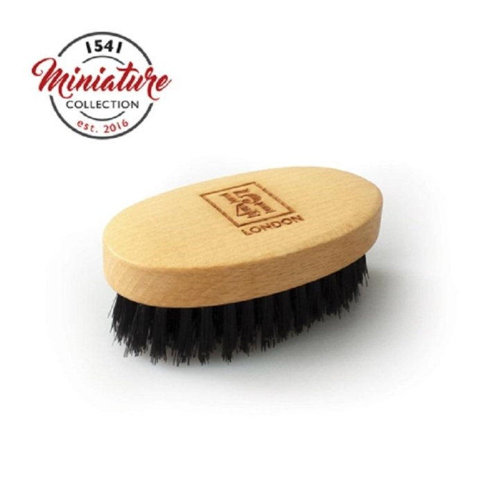 1541 London Mini Beard & Moustache Brush Beechwood i gruppen SKÖNHET & HÄLSA / Hår & Styling / Rakning & Trimning / Skäggkammar & Rakborstar hos TP E-commerce Nordic AB (A10178)