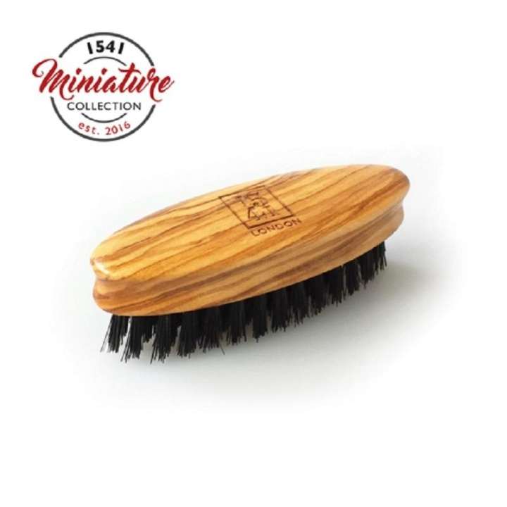 1541 London Mini Beard & Moustache Brush Olivewood i gruppen SKÖNHET & HÄLSA / Hår & Styling / Rakning & Trimning / Skäggkammar & Rakborstar hos TP E-commerce Nordic AB (A10179)