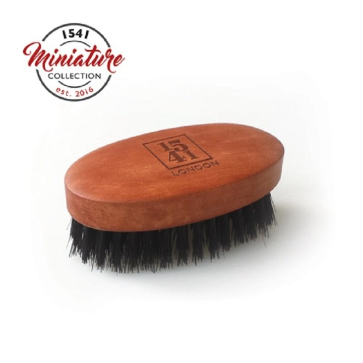 1541 London Mini Beard & Moustache Brush Pearwood i gruppen SKÖNHET & HÄLSA / Hår & Styling / Rakning & Trimning / Skäggkammar & Rakborstar hos TP E-commerce Nordic AB (A10180)