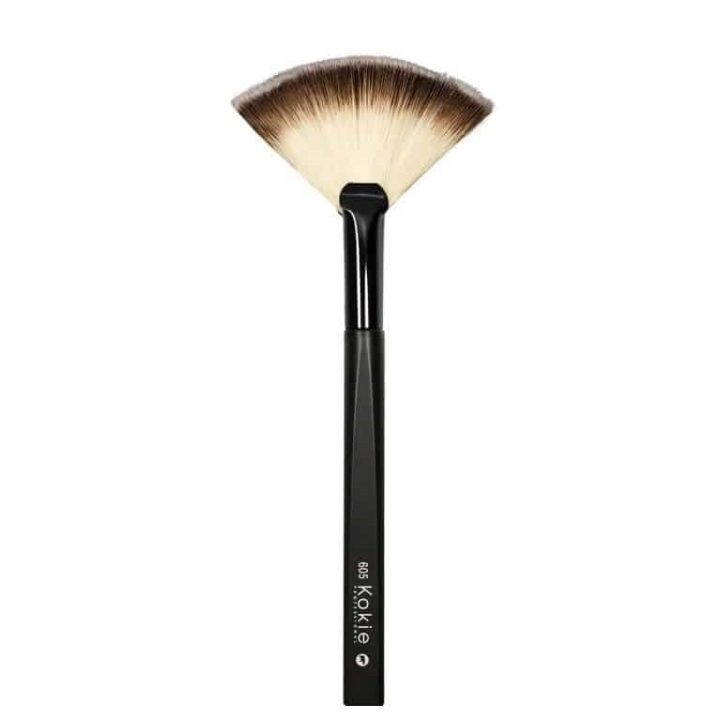 Kokie Cosmetics Kokie Fan Brush BR605 i gruppen SKÖNHET & HÄLSA / Makeup / Verktyg & Sminkset / Borstar & Penslar hos TP E-commerce Nordic AB (A11266)