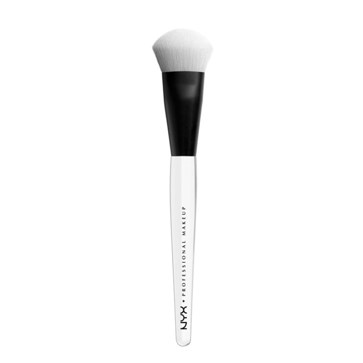 NYX PROF. MAKEUP High Glass Illuminating Powder Brush 110 i gruppen SKÖNHET & HÄLSA / Makeup / Verktyg & Sminkset / Borstar & Penslar hos TP E-commerce Nordic AB (A12507)