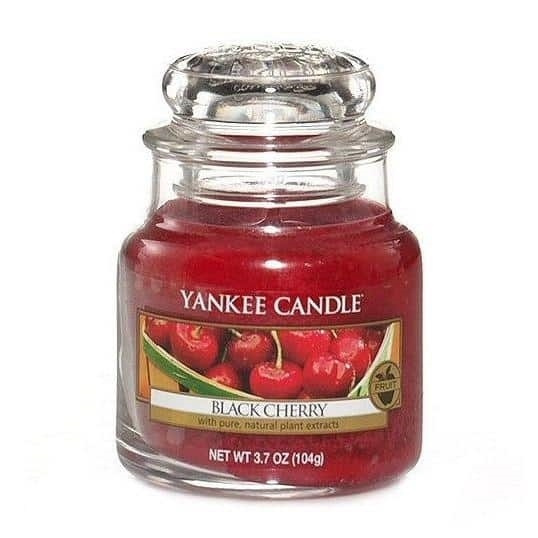 Yankee Candle Classic Small Jar Black Cherry 104g i gruppen SKÖNHET & HÄLSA / Doft & Parfym / Övrig doft / Doftljus hos TP E-commerce Nordic AB (A13300)