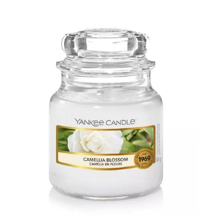 Yankee Candle Classic Small Jar Camellia Blossom 104g i gruppen SKÖNHET & HÄLSA / Doft & Parfym / Övrig doft / Doftljus hos TP E-commerce Nordic AB (A13302)