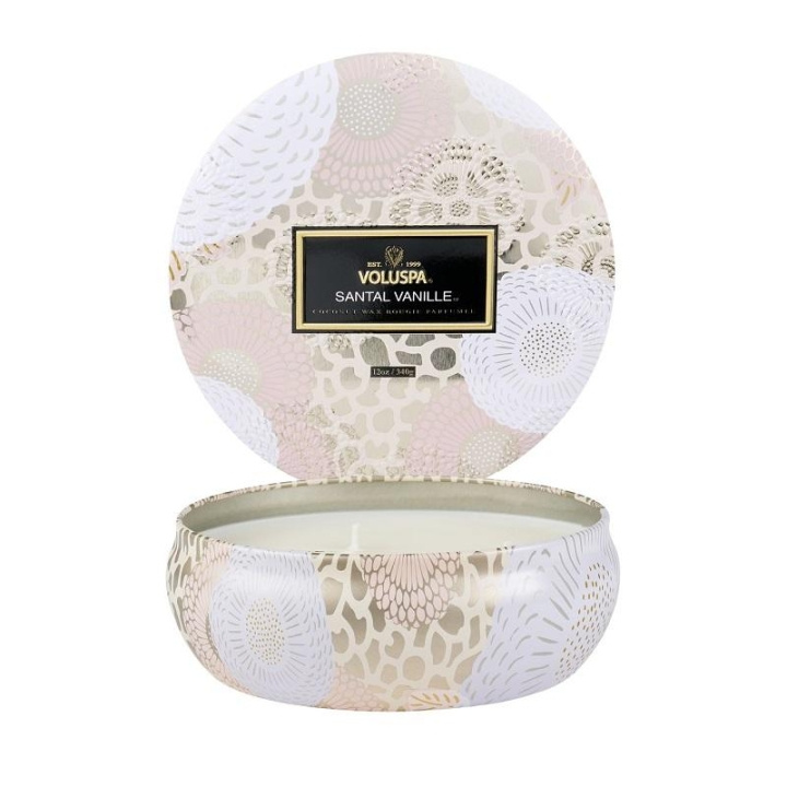 Övrigt Voluspa 3-Wick Candle Decorative Tin Santal Vanille 340g i gruppen SKÖNHET & HÄLSA / Doft & Parfym / Övrig doft / Doftljus hos TP E-commerce Nordic AB (C00632)
