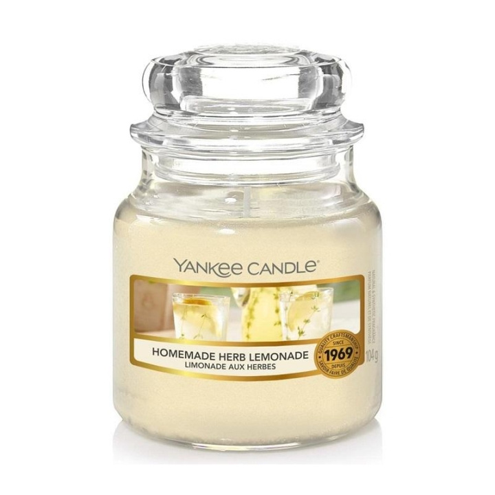 Yankee Candle Classic Small Jar Homemade Herb Lemonade 104g i gruppen SKÖNHET & HÄLSA / Doft & Parfym / Övrig doft / Doftljus hos TP E-commerce Nordic AB (C00633)