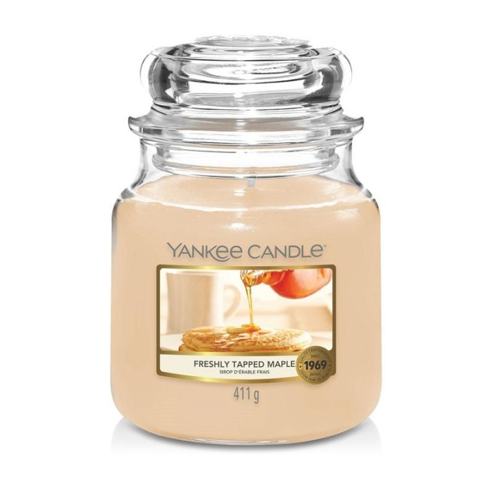 Yankee Candle Classic Medium Jar Freshley Tapped Maple 411g i gruppen SKÖNHET & HÄLSA / Doft & Parfym / Övrig doft / Doftljus hos TP E-commerce Nordic AB (C00647)