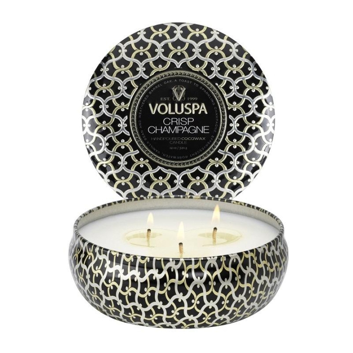 Övrigt Voluspa 3-Wick Candle Decorative Tin Crisp Champagne 340g i gruppen SKÖNHET & HÄLSA / Doft & Parfym / Övrig doft / Doftljus hos TP E-commerce Nordic AB (C00659)