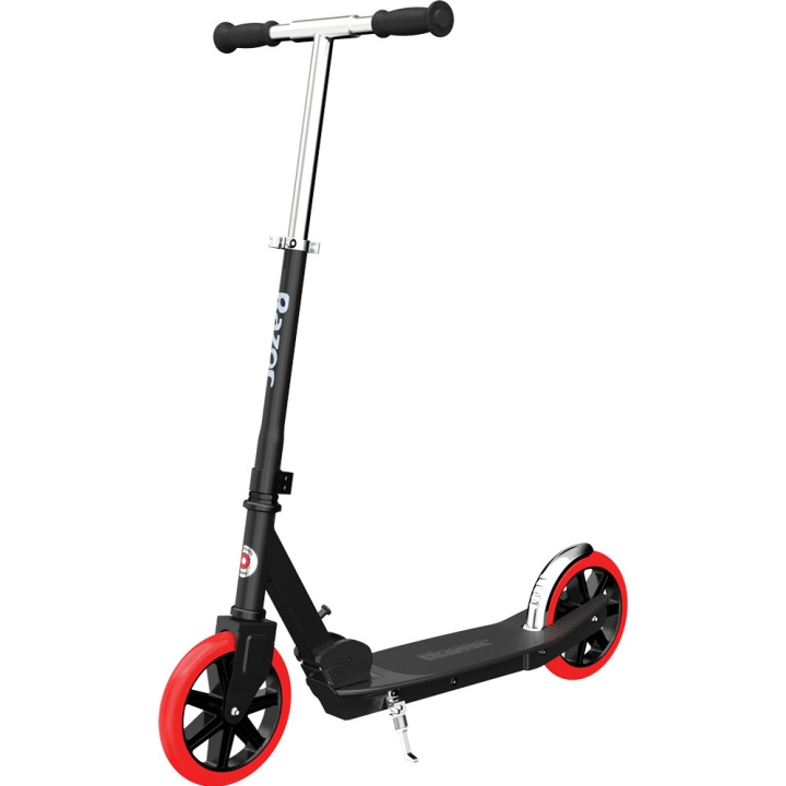 Razor Carbon Lux Scooter - Black i gruppen LEKSAKER, BARN- & BABYPRODUKTER / Uteleksaker / Cyklar & Sparkcyklar hos TP E-commerce Nordic AB (C05013)