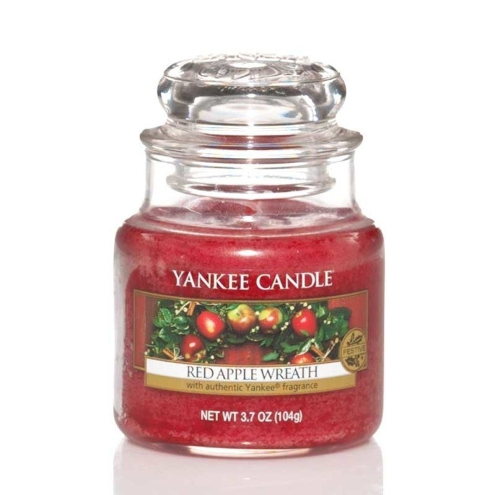 Yankee Candle Classic Small Jar Red Apple Wreath 104g i gruppen SKÖNHET & HÄLSA / Doft & Parfym / Övrig doft / Doftljus hos TP E-commerce Nordic AB (C10815)