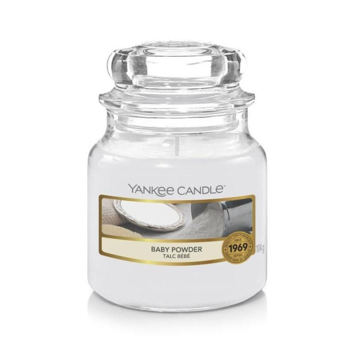 Yankee Candle Classic Small Jar Baby Powder 104g i gruppen SKÖNHET & HÄLSA / Doft & Parfym / Övrig doft / Doftljus hos TP E-commerce Nordic AB (C10992)