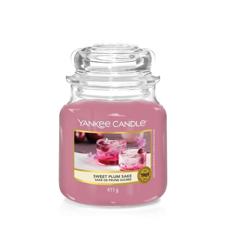 Yankee Candle Classic Medium Jar Sweet Plum Sake 411g i gruppen SKÖNHET & HÄLSA / Doft & Parfym / Övrig doft / Doftljus hos TP E-commerce Nordic AB (C11196)