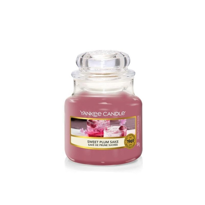 Yankee Candle Classic Small Jar Sweet Plum Sake 104g i gruppen SKÖNHET & HÄLSA / Doft & Parfym / Övrig doft / Doftljus hos TP E-commerce Nordic AB (C11202)