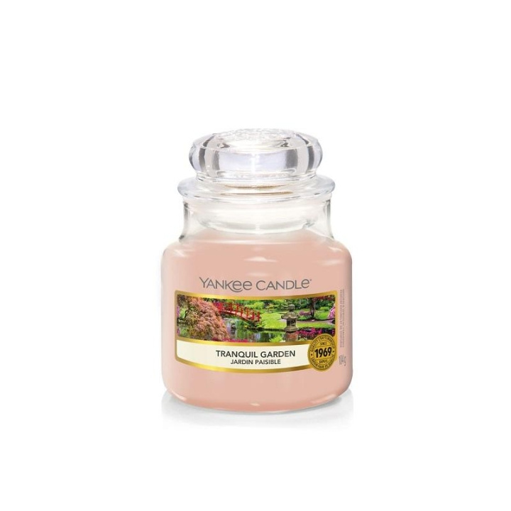 Yankee Candle Classic Small Jar Tranquil Garden 104g i gruppen SKÖNHET & HÄLSA / Doft & Parfym / Övrig doft / Doftljus hos TP E-commerce Nordic AB (C11208)