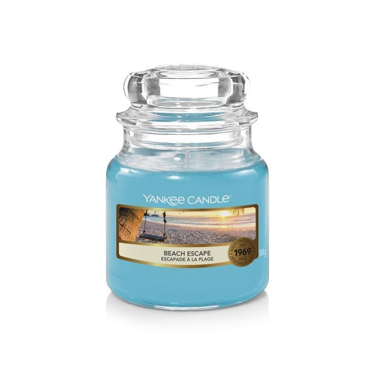 Yankee Candle Classic Small Jar Beach Escape 104g i gruppen SKÖNHET & HÄLSA / Doft & Parfym / Övrig doft / Doftljus hos TP E-commerce Nordic AB (C12953)