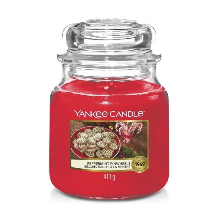 Yankee Candle Classic Medium Jar Peppermint Pinwheels 411g i gruppen SKÖNHET & HÄLSA / Doft & Parfym / Övrig doft / Doftljus hos TP E-commerce Nordic AB (C14043)