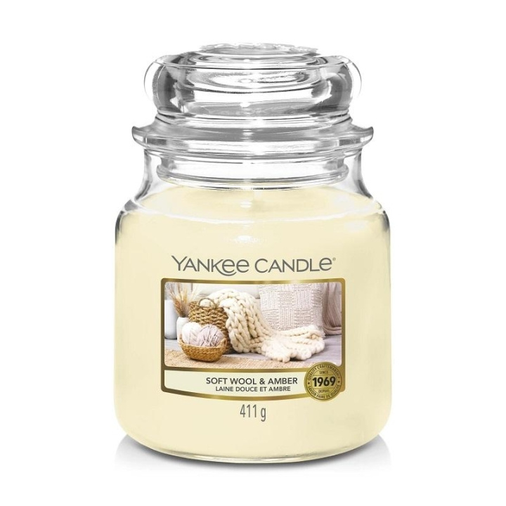 Yankee Candle Classic Medium Jar Soft Wool and Amber 411g i gruppen SKÖNHET & HÄLSA / Doft & Parfym / Övrig doft / Doftljus hos TP E-commerce Nordic AB (C14047)