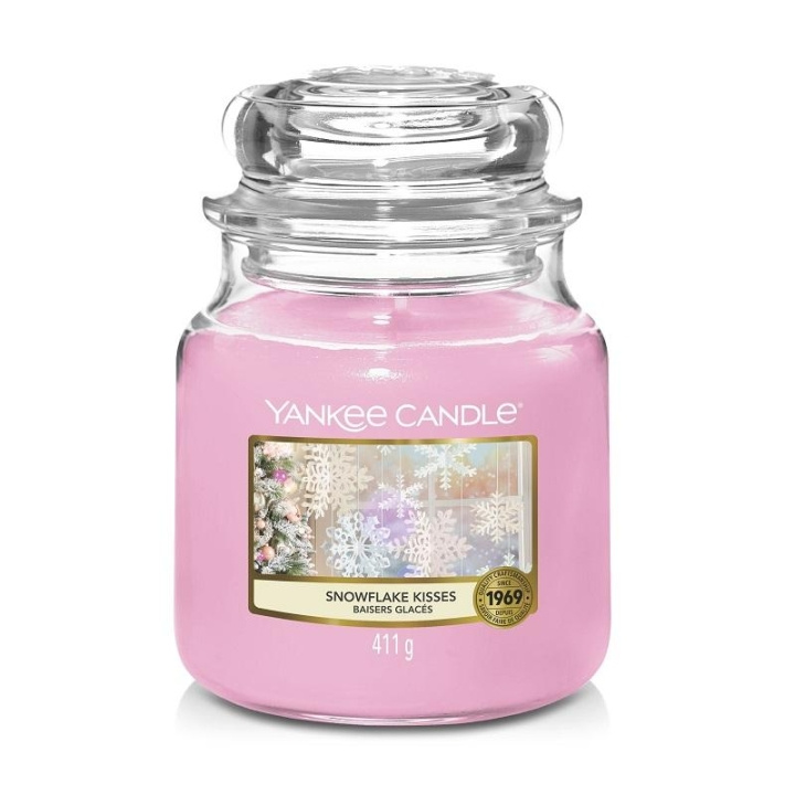 Yankee Candle Classic Medium Jar Snowflake Kisses 411g i gruppen SKÖNHET & HÄLSA / Doft & Parfym / Övrig doft / Doftljus hos TP E-commerce Nordic AB (C14048)