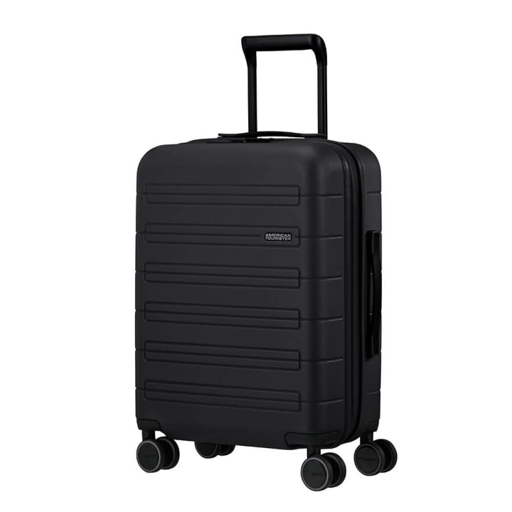 American Tourister Nova Stream Spinner 55/20 Expand Svart i gruppen SPORT, FRITID & HOBBY / Resetillbehör / Resväskor hos TP E-commerce Nordic AB (C17063)