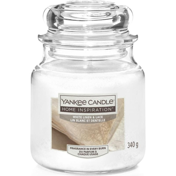 Yankee Candle Home Inspiration Medium White Linen & Lace 340g i gruppen SKÖNHET & HÄLSA / Doft & Parfym / Övrig doft / Doftljus hos TP E-commerce Nordic AB (C23055)
