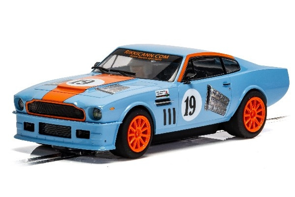 SCALEXTRIC Aston Martin V8 - Gulf Edition - Rikki Cann Racing i gruppen LEKSAKER, BARN- & BABYPRODUKTER / Radiostyrt / Bilbanor / Bilar hos TP E-commerce Nordic AB (C29641)