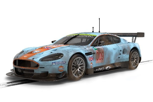 SCALEXTRIC Aston Martin DBR9 Gulf Edition ROFGO \'Dirty Girl\' i gruppen LEKSAKER, BARN- & BABYPRODUKTER / Radiostyrt / Bilbanor / Bilar hos TP E-commerce Nordic AB (C29679)