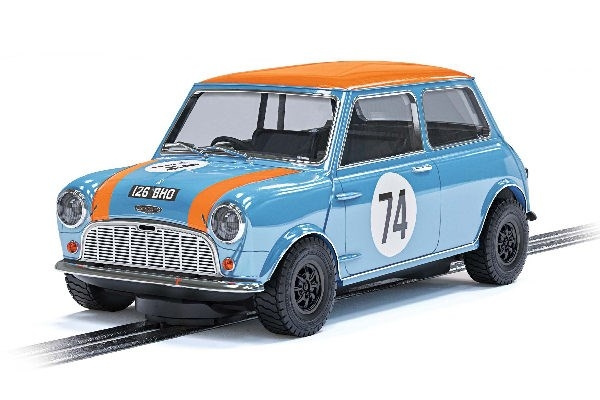 SCALEXTRIC Mini Cooper S Gulf Nick Riley & Gabriele Tarquini i gruppen LEKSAKER, BARN- & BABYPRODUKTER / Radiostyrt / Bilbanor / Bilar hos TP E-commerce Nordic AB (C29680)