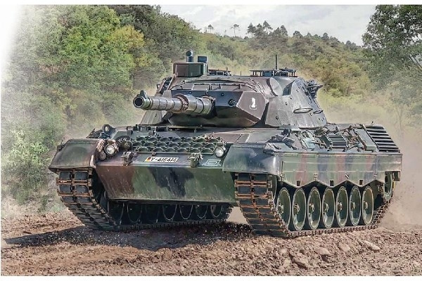ITALERI 1:35 Leopard 1A5 i gruppen SPORT, FRITID & HOBBY / Hobby / Plastmodeller / Militärfordon (Land) hos TP E-commerce Nordic AB (C29822)