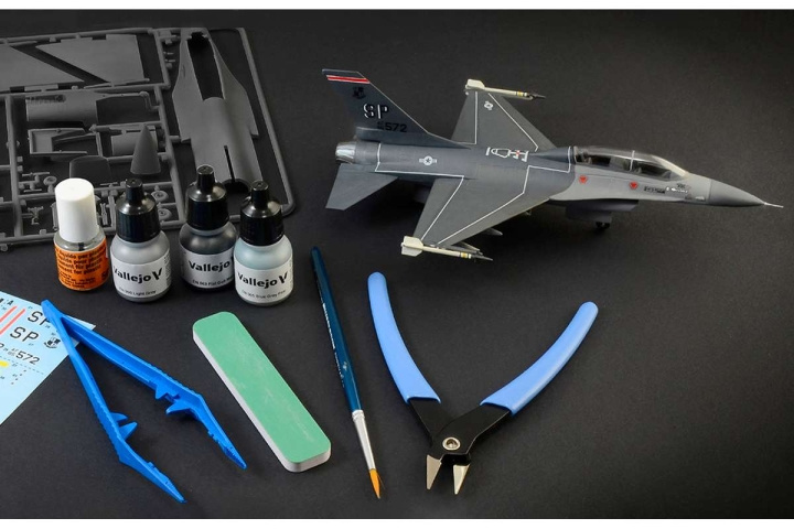 ITALERI 1:72 Complete modeling set F-16 C/D Night Falcon i gruppen SPORT, FRITID & HOBBY / Hobby / Plastmodeller / Flyg/Helikoptrar hos TP E-commerce Nordic AB (C29838)