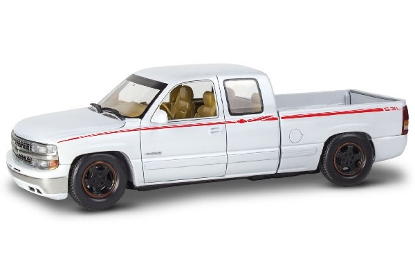 Revell 1999 Chevy Silverado Custom Pickup i gruppen SPORT, FRITID & HOBBY / Hobby / Plastmodeller / Bilar hos TP E-commerce Nordic AB (C29997)