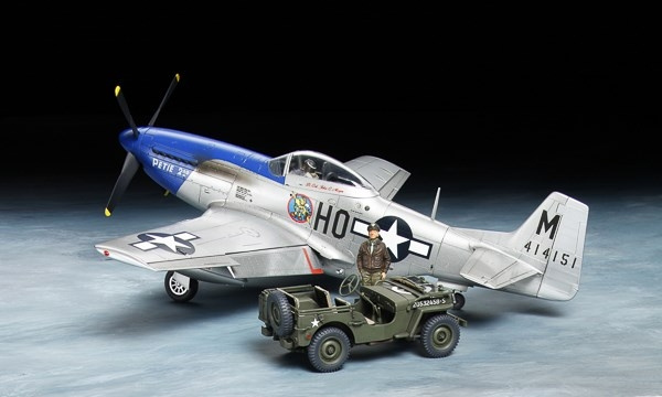 TAMIYA 1/48 North American P-51D MustangT & 1/4-ton 4x4 i gruppen SPORT, FRITID & HOBBY / Hobby / Plastmodeller / Flyg/Helikoptrar hos TP E-commerce Nordic AB (C31723)